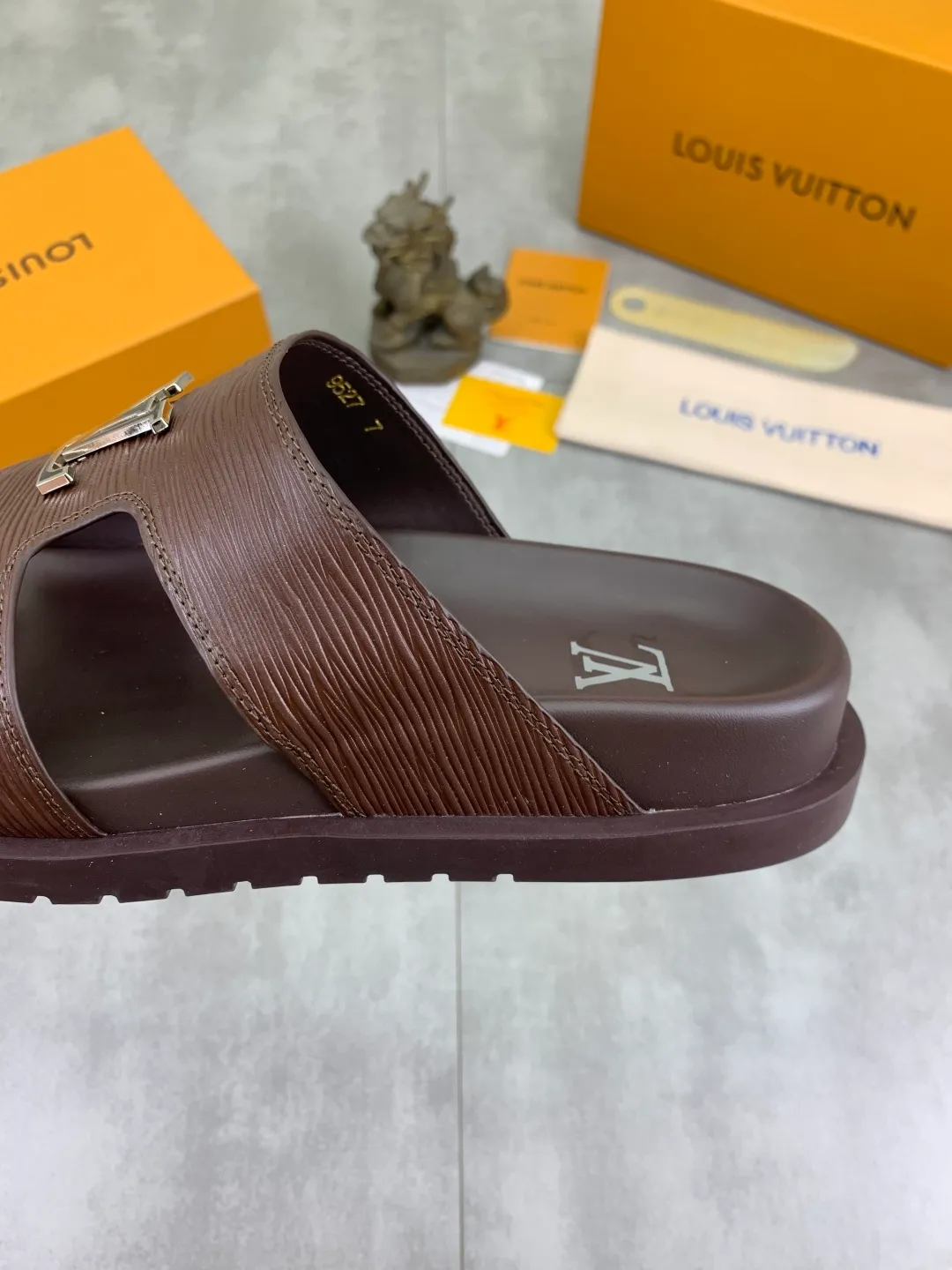 Men's shoes 💰P300💰【New style】🆘 Original quality 【LOUIS VUITTON】The popular Louis Vuitton LV men's slippers on the official website are on sale simultaneously! Original fabric imported from Italy, original factory special supply, code number: 38-44 (45 customized), many colors available